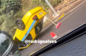 Táxi capotou em São Vicente