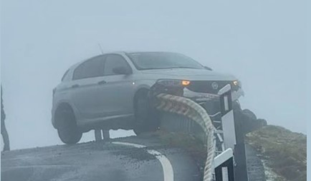 Carro fica preso em rail no Paul da Serra em dia de neve