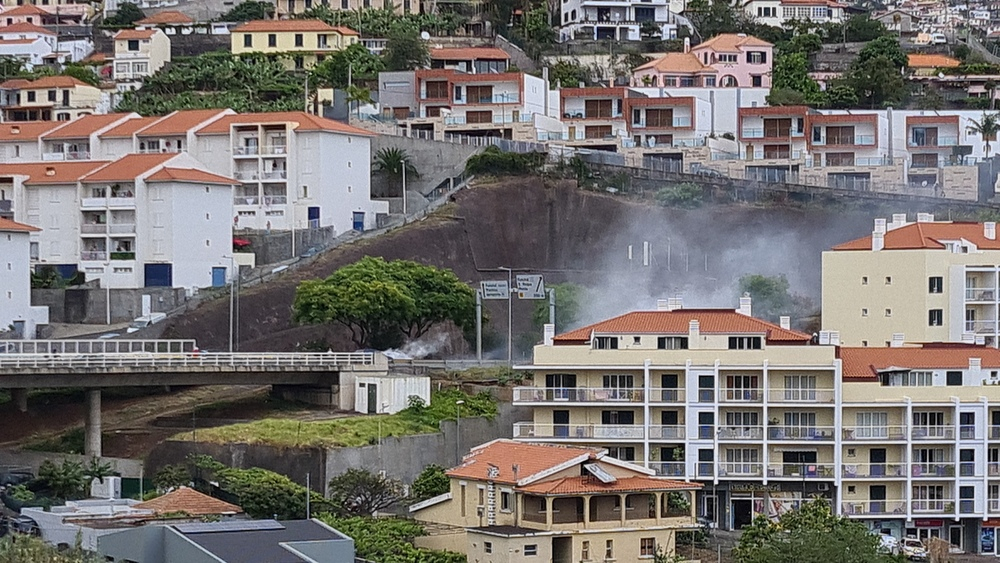 Viatura com motor em autocombusão na Via Rápida. Veja o vídeo.