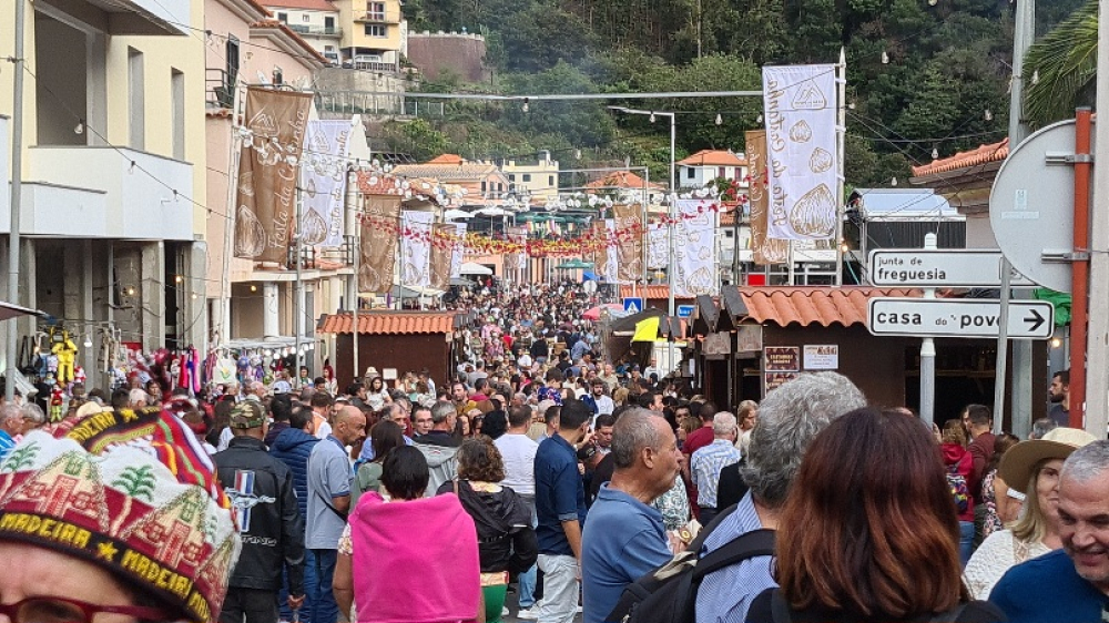 Enchente no Curral das Freiras para a Festa da Castanha