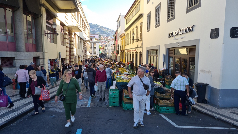 Preparativos para a Noite do Mercado do Funchal. Veja como está o ambiente.