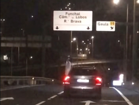 Mulher pendurada em carro na Via Rápida (com vídeo)