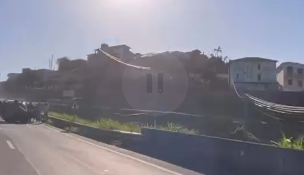 Automóvel capota na subida de Santa Rita