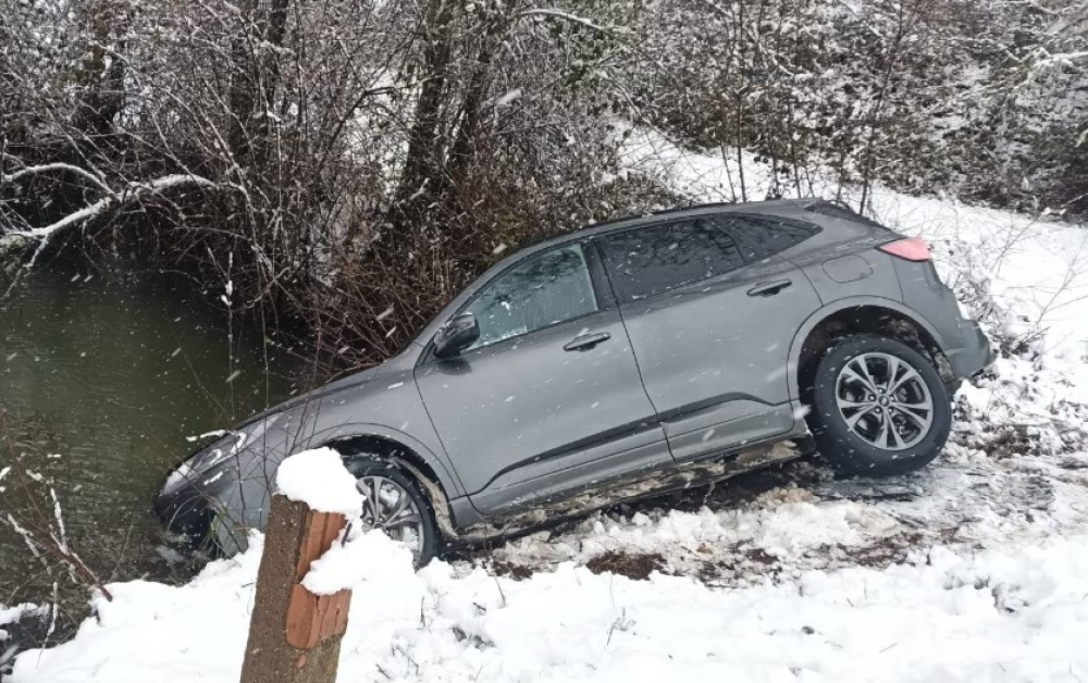 Despiste provocado pela neve causa ferido ligeiro em Bragança