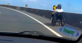 V&iacute;deo mostra homem a circular com cadeira de rodas na via r&aacute;pida (com v&iacute;deo)
