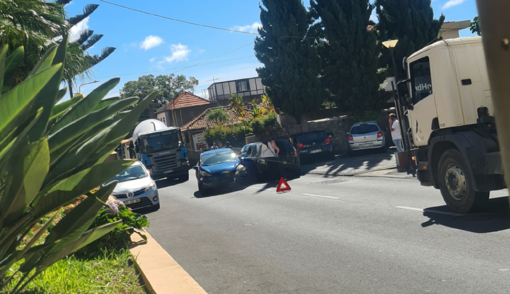 Trânsito interrompido em Santo António
