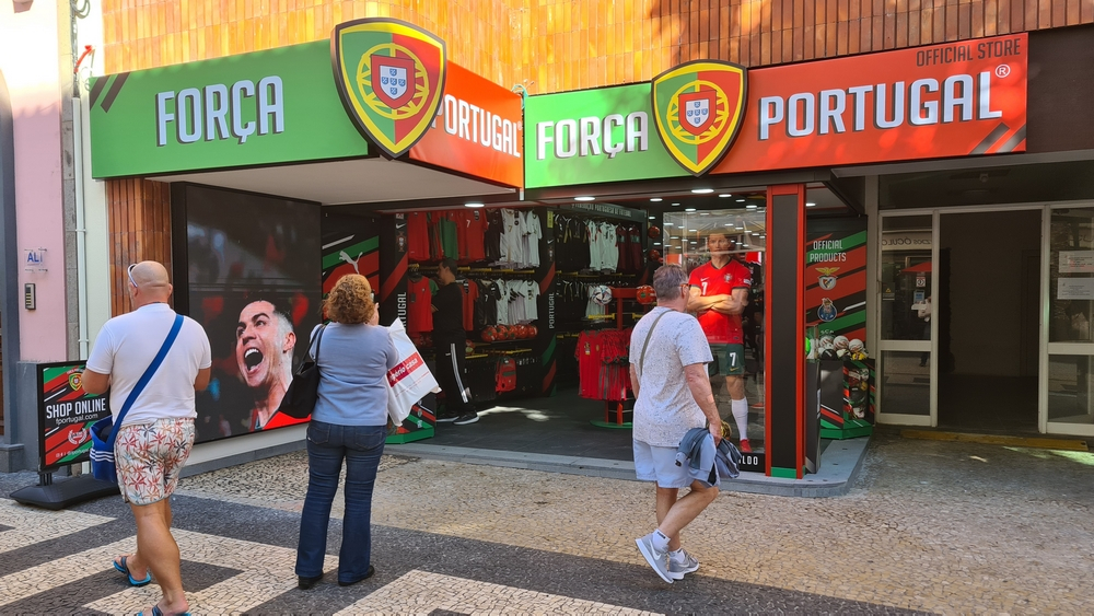 Loja "Força Portugal" abre no Funchal com Ronaldo na montra